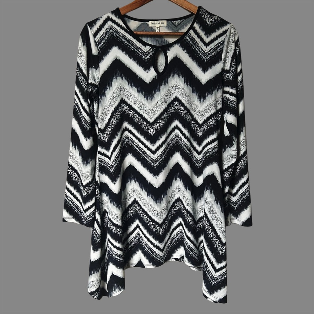 Faith and Joy Black & White Chevron Print Keyhole Tunic Top | Size M